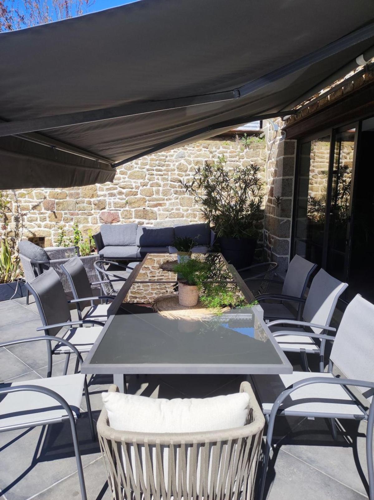 Grande Maison Familiale Avec Piscine Saint-Ouen-des-Alleux Экстерьер фото